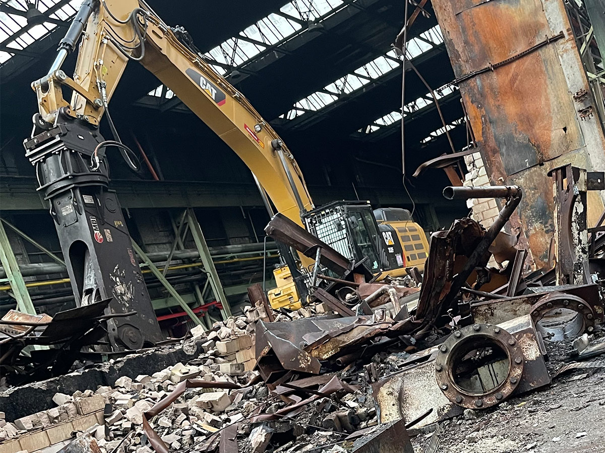 Bagger im Industriegelände Abriss