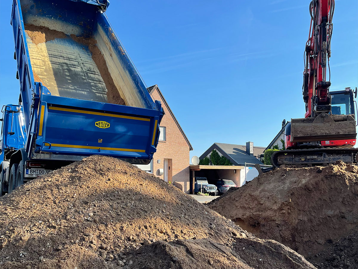 Lastwagen der Schuttabschüttet